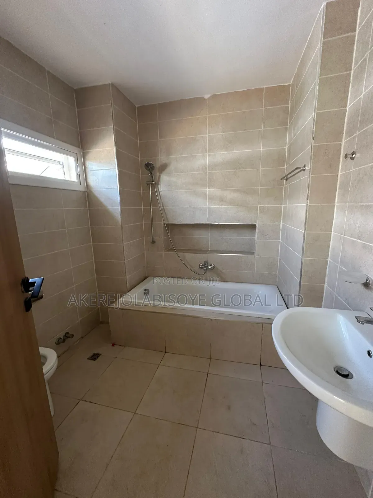 4bdrm Duplex in In An Estate Around for rent