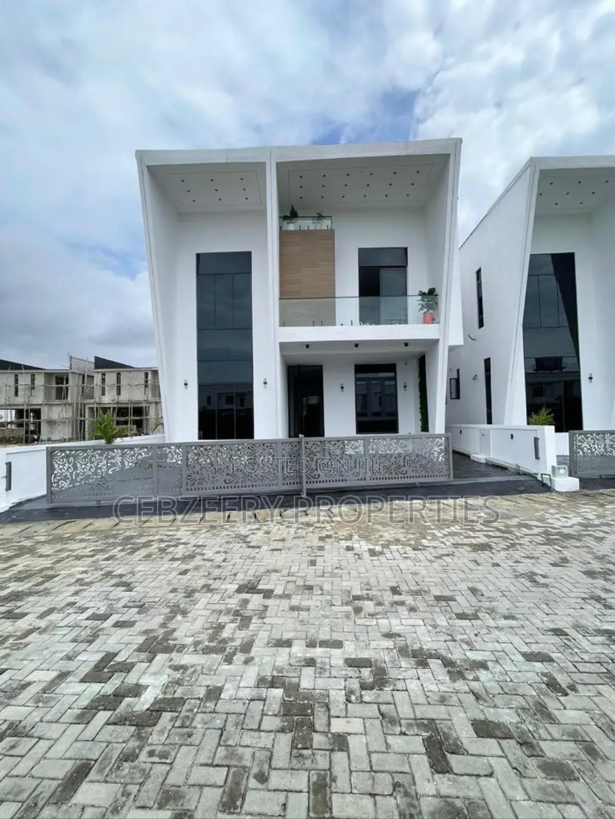 5bdrm Duplex in Chevron for sale
