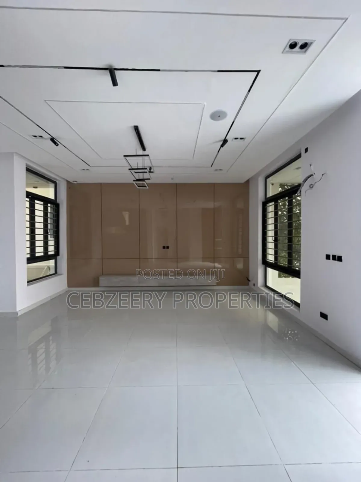 5bdrm Duplex in Chevron for sale
