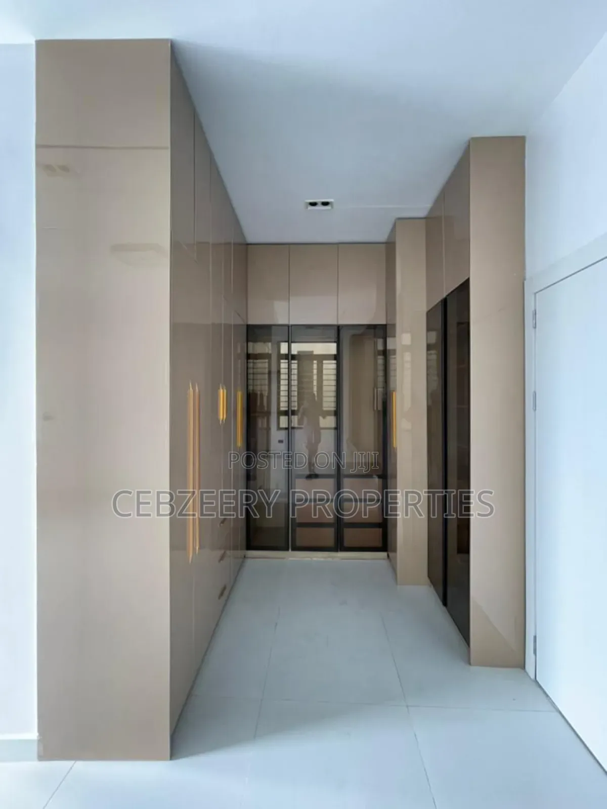 5bdrm Duplex in Chevron for sale