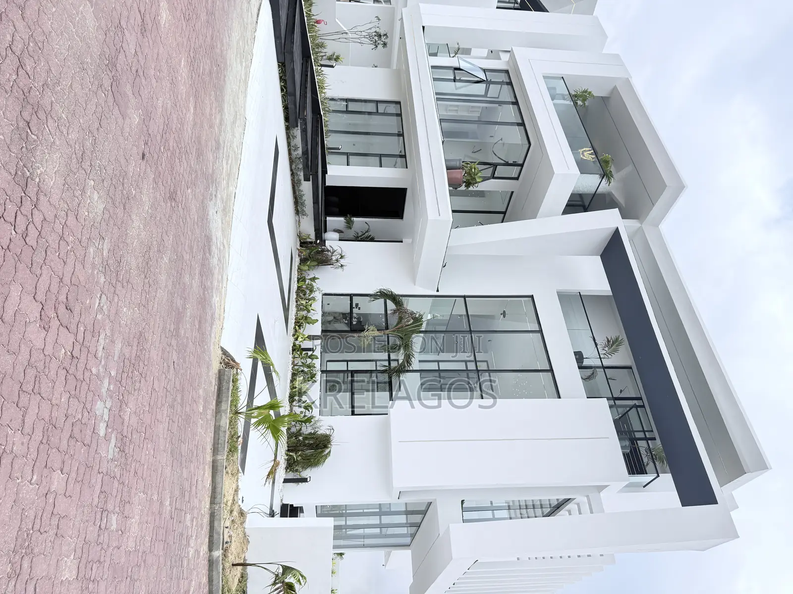 5bdrm Duplex in Osapa london for sale