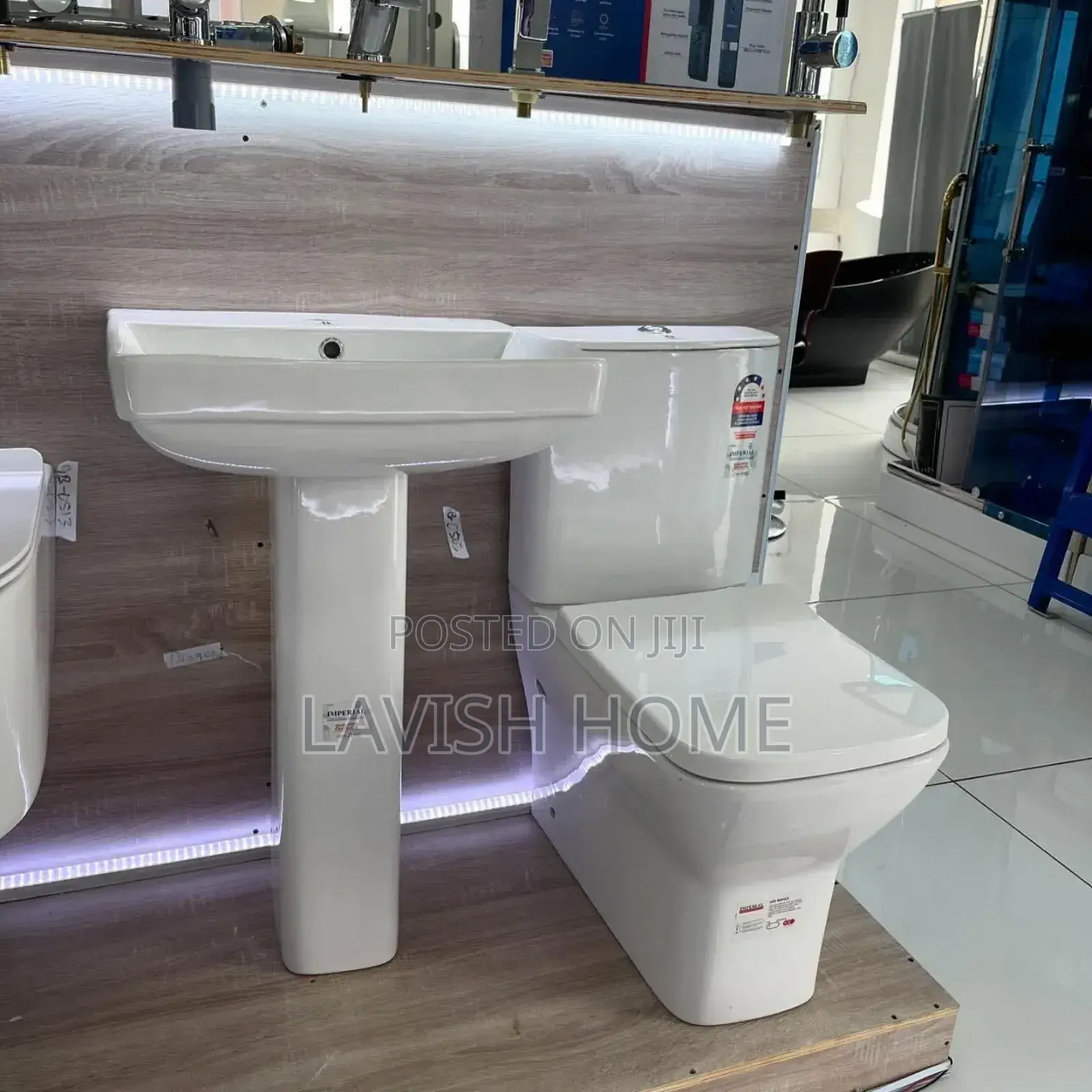 Close Couple Toilet Seat With Wash Hand Basin