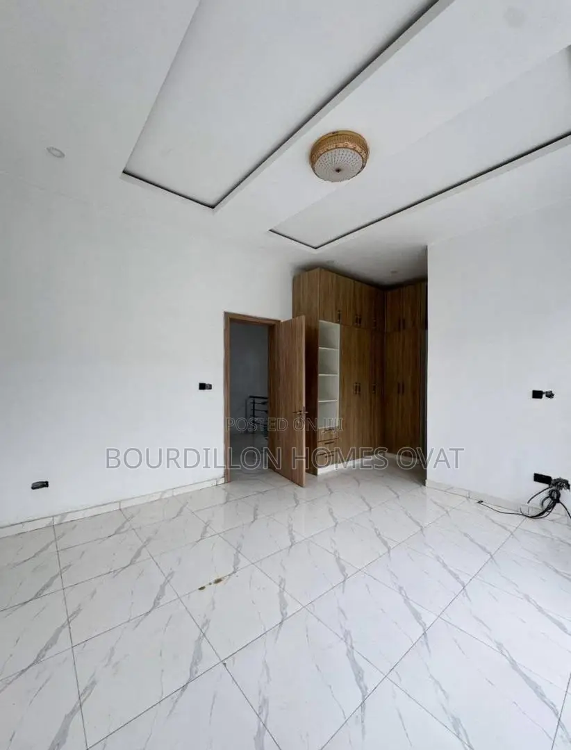 4bdrm Duplex in Ikota for sale