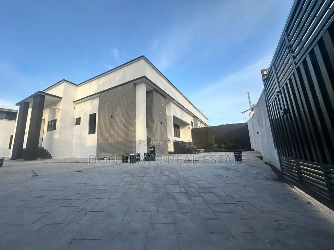3bdrm Bungalow in Ikolaba Area, Bodija for sale