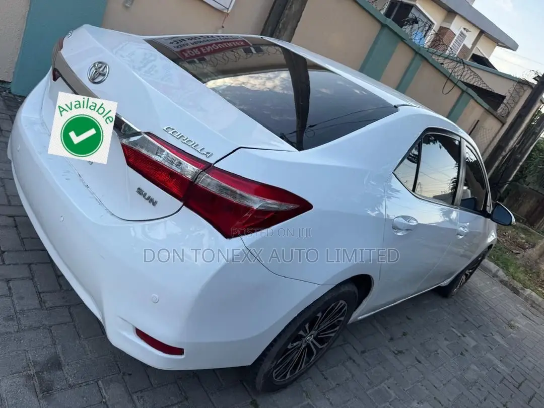 Toyota Corolla LE Premium 4dr Sedan (1.8L 4cyl CVT) 2016 White
