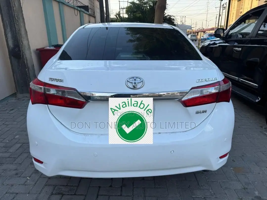 Toyota Corolla LE Premium 4dr Sedan (1.8L 4cyl CVT) 2016 White
