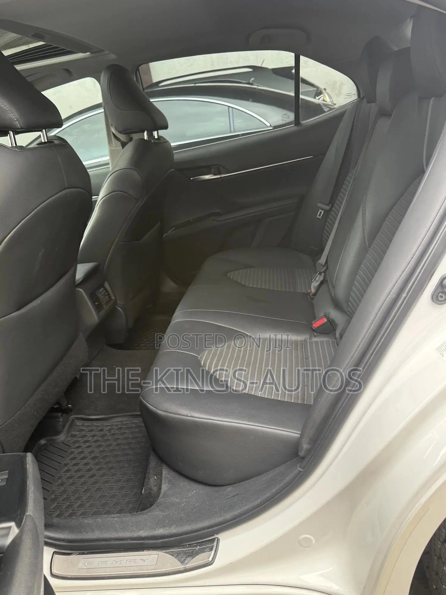 Toyota Camry SE FWD (2.5L 4cyl 8AM) 2018 White