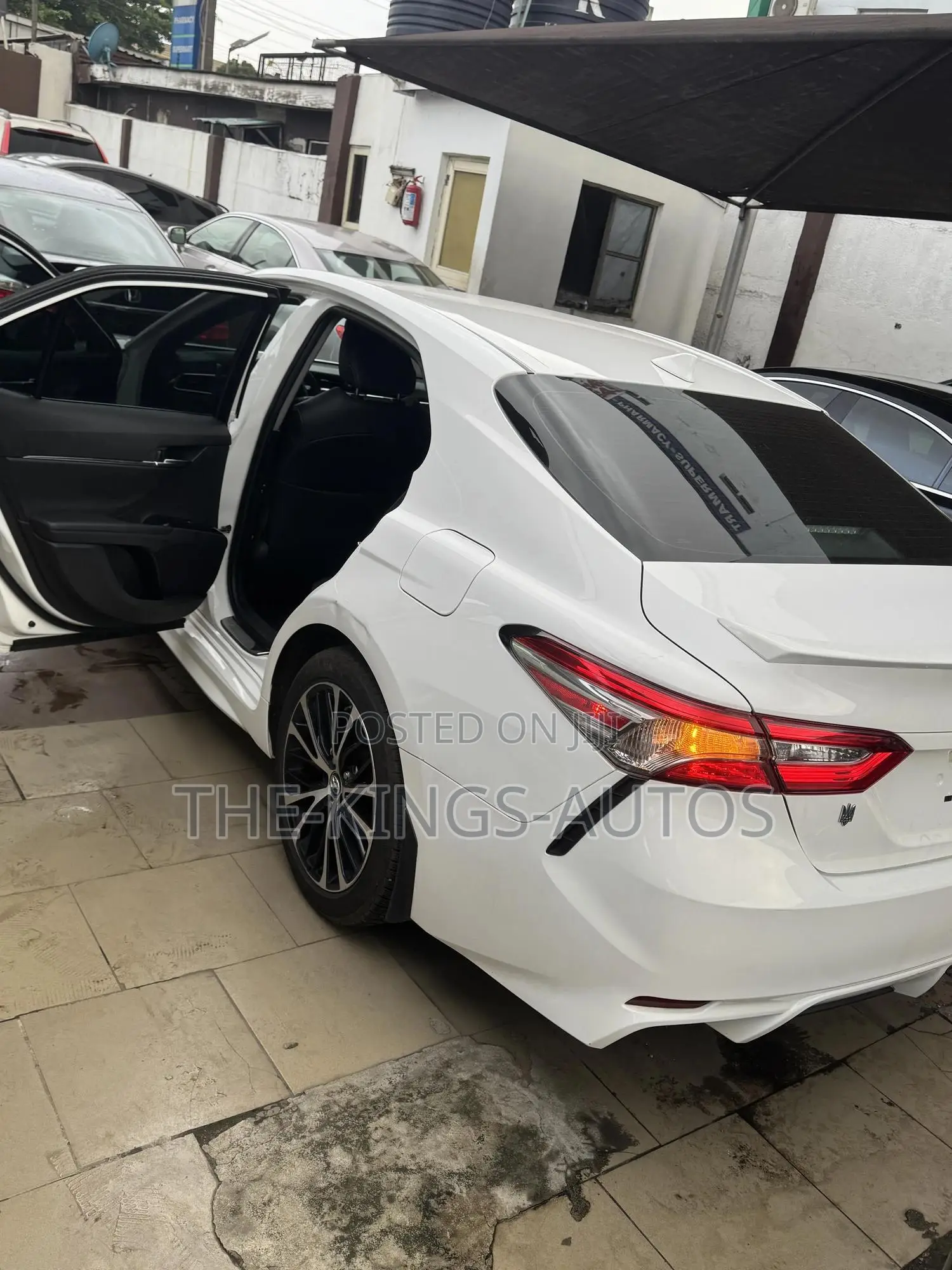 Toyota Camry SE FWD (2.5L 4cyl 8AM) 2018 White