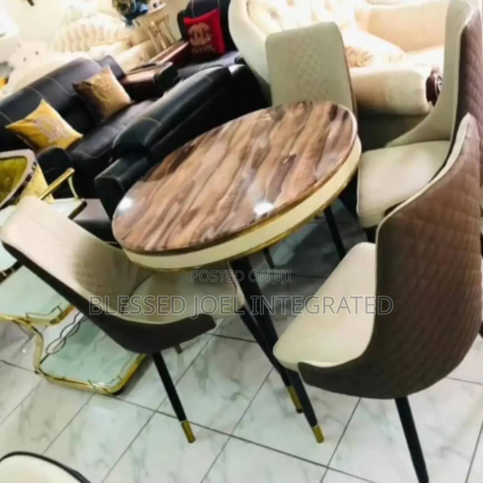 Beautiful Dining Table and Chairs