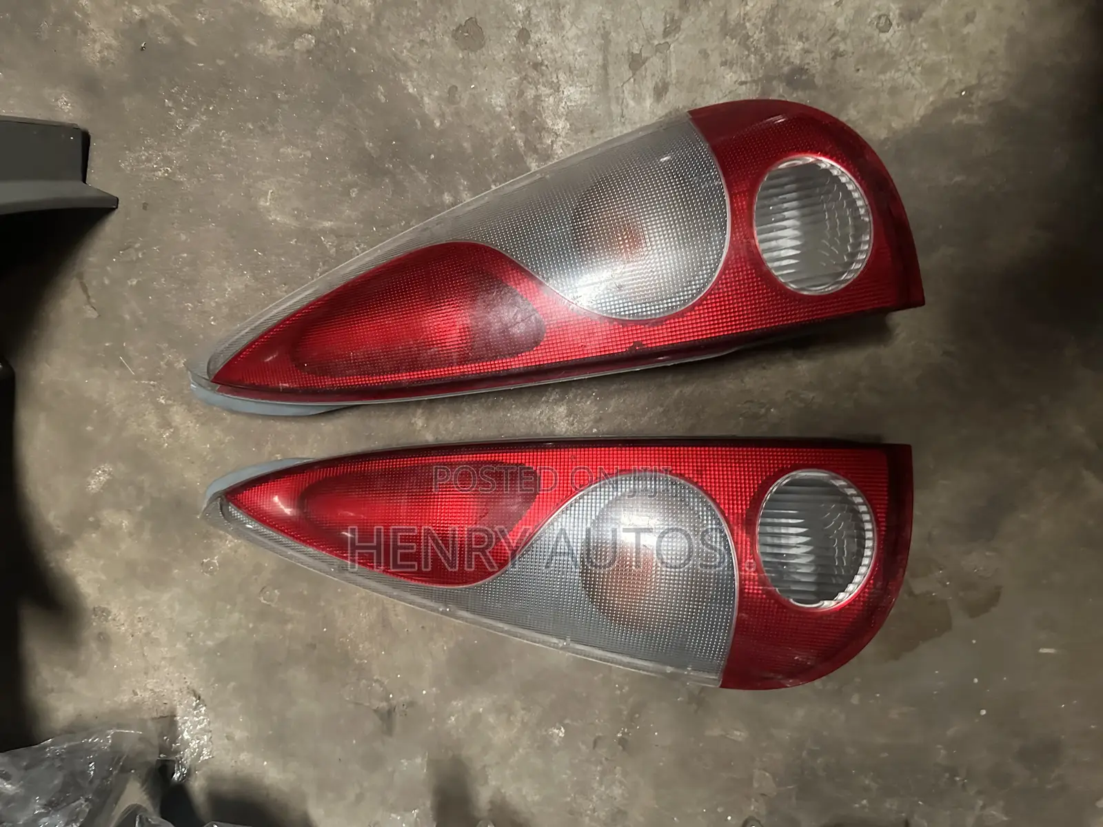 Set Taillights Yaris Bus 2003