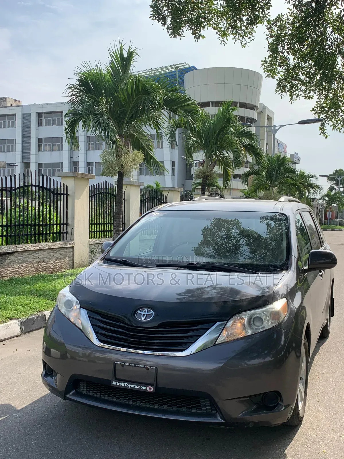 Toyota Sienna LE 7-Passenger 4dr Minivan AWD (3.5L 6cyl 6A) 2014 Gray