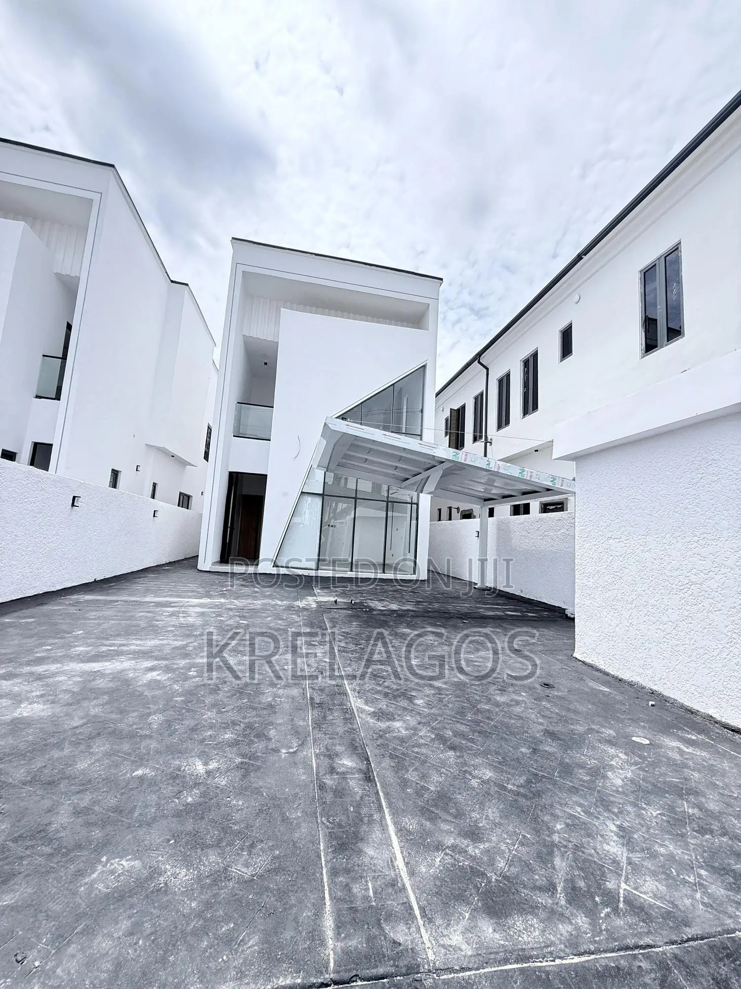 5bdrm Duplex in Ikota for sale
