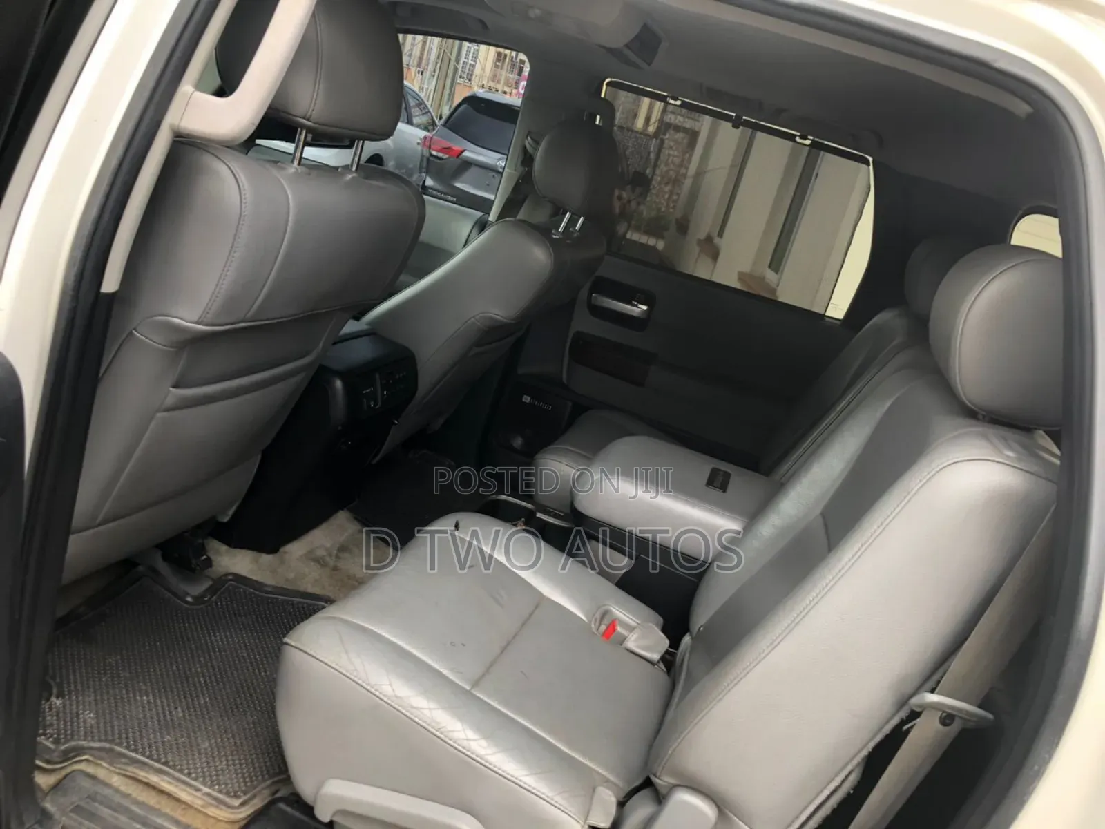 Toyota Sequoia Platinum 4dr SUV 4WD (5.7L 8cyl 6A) 2011 White