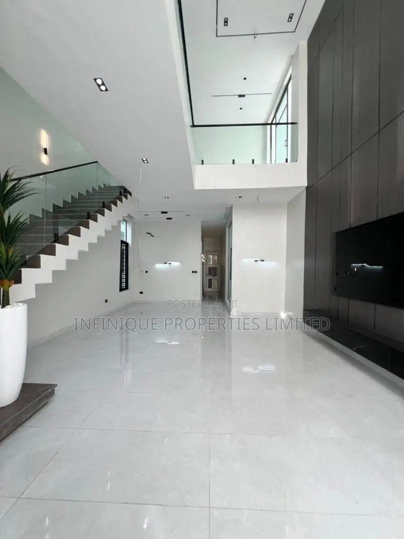 5bdrm House in Royal Pine Estate,, Lekki for sale