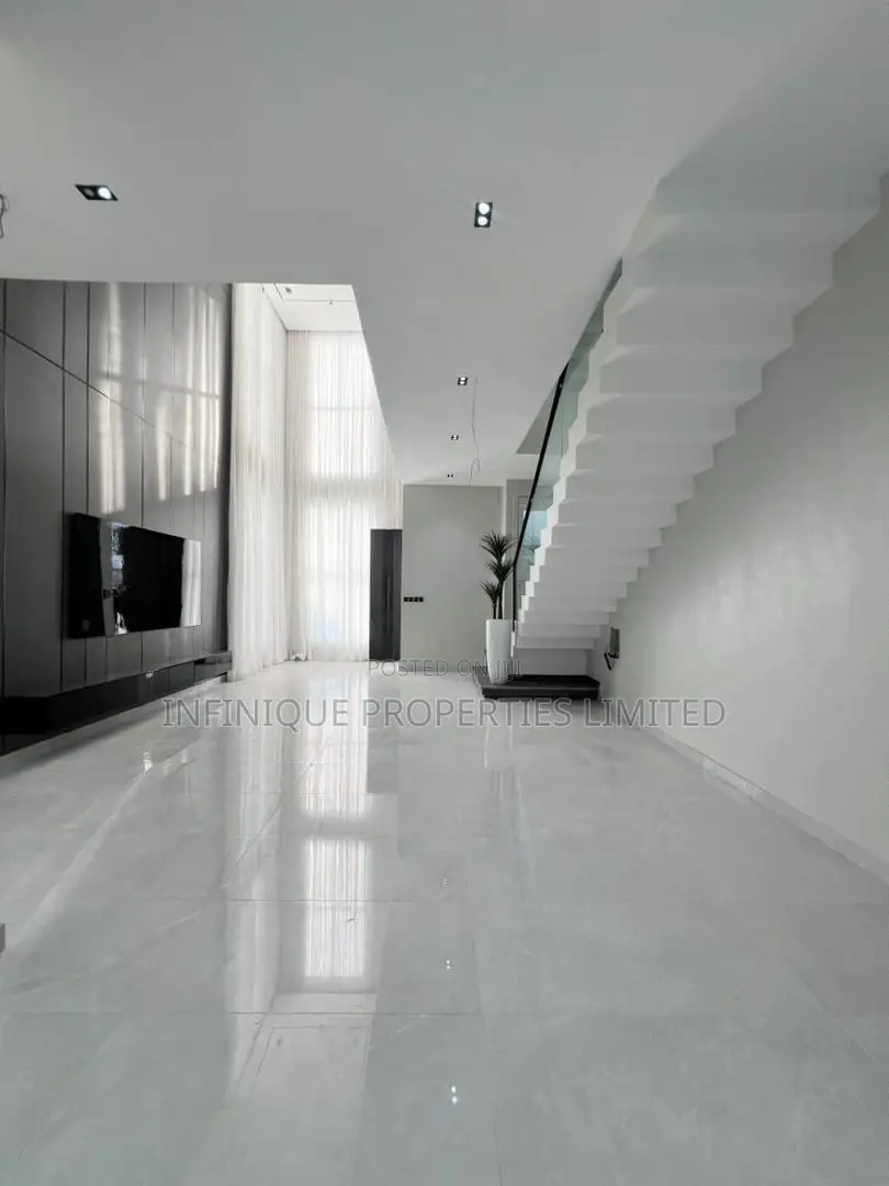 5bdrm House in Royal Pine Estate,, Lekki for sale