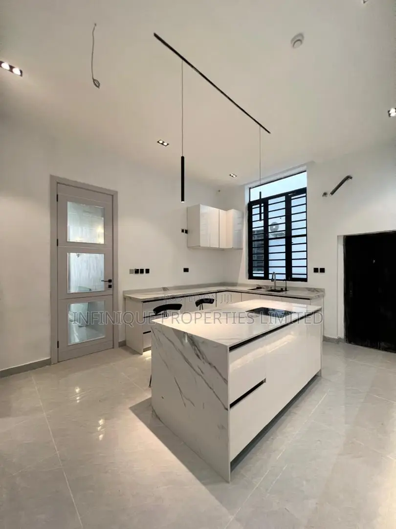5bdrm House in Royal Pine Estate,, Lekki for sale
