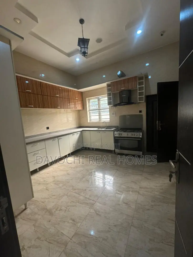 5bdrm Duplex in Chevron for rent