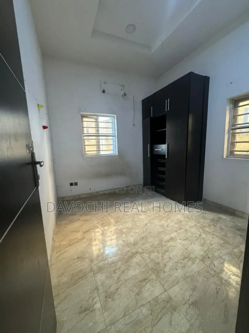 5bdrm Duplex in Chevron for rent