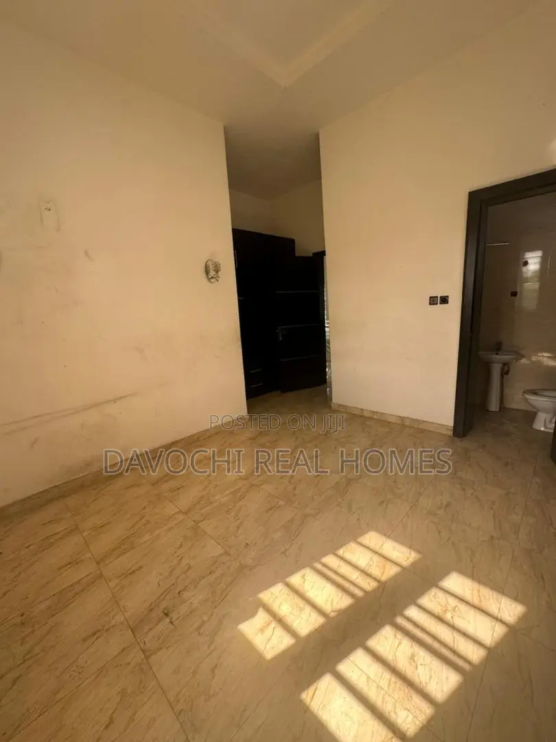 5bdrm Duplex in Chevron for rent
