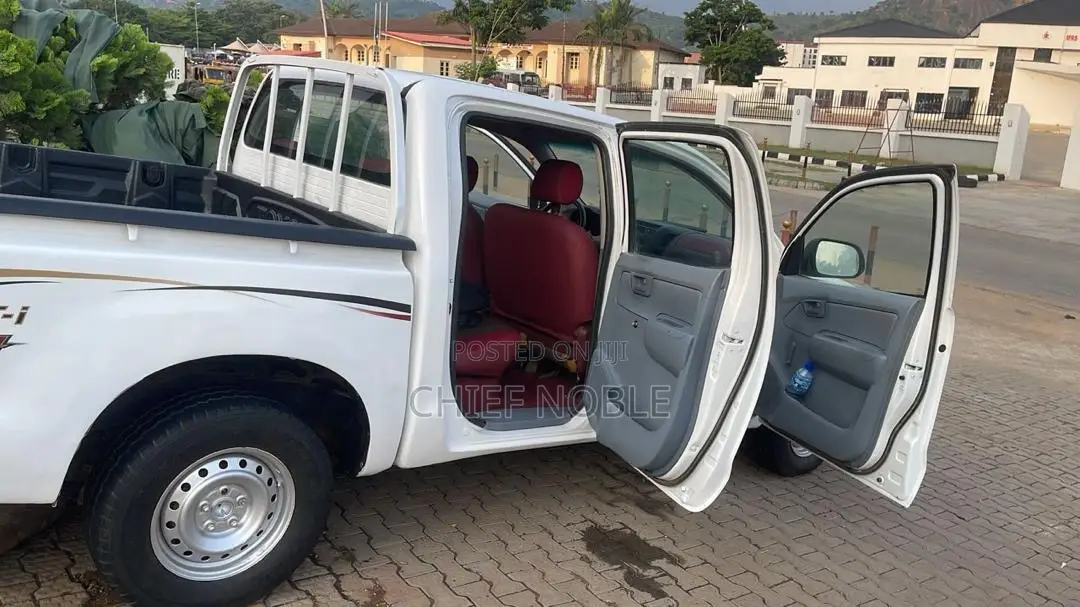 Toyota Hilux 2012 White