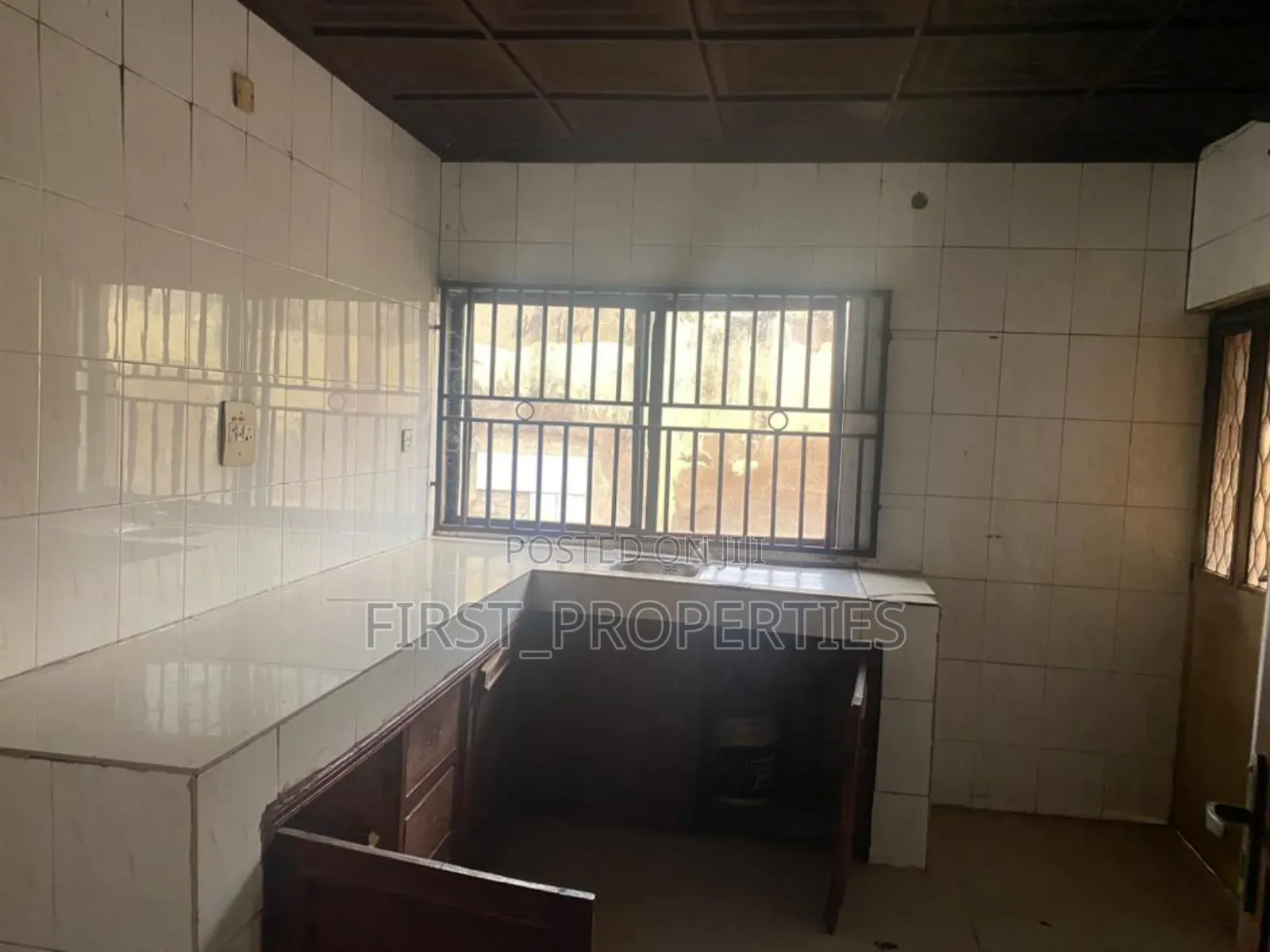 3bdrm Block of Flats in Within Nnpc Apata for sale