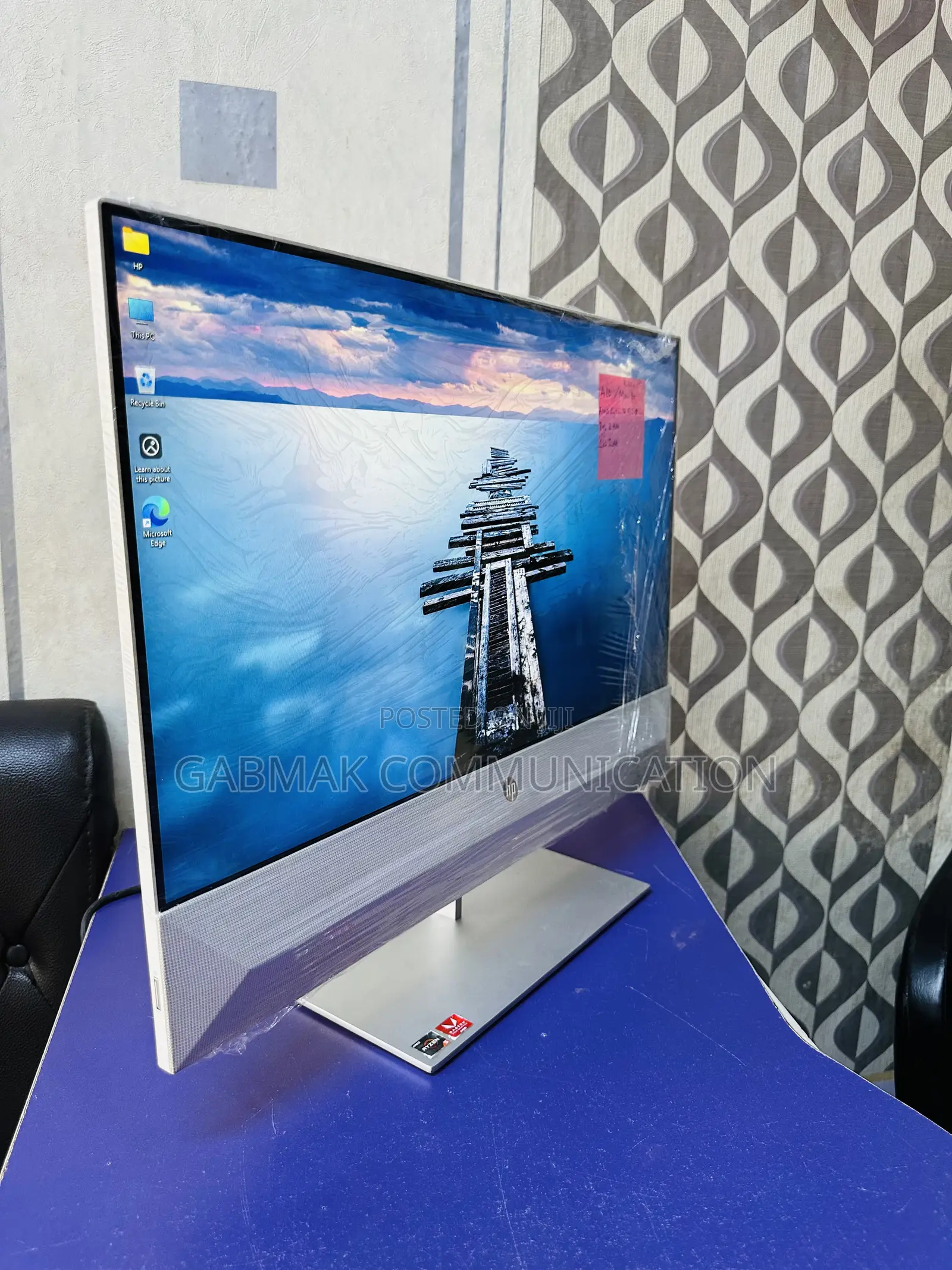 Desktop Computer HP Pavilion 24 8GB AMD Ryzen 5 HDD 1T