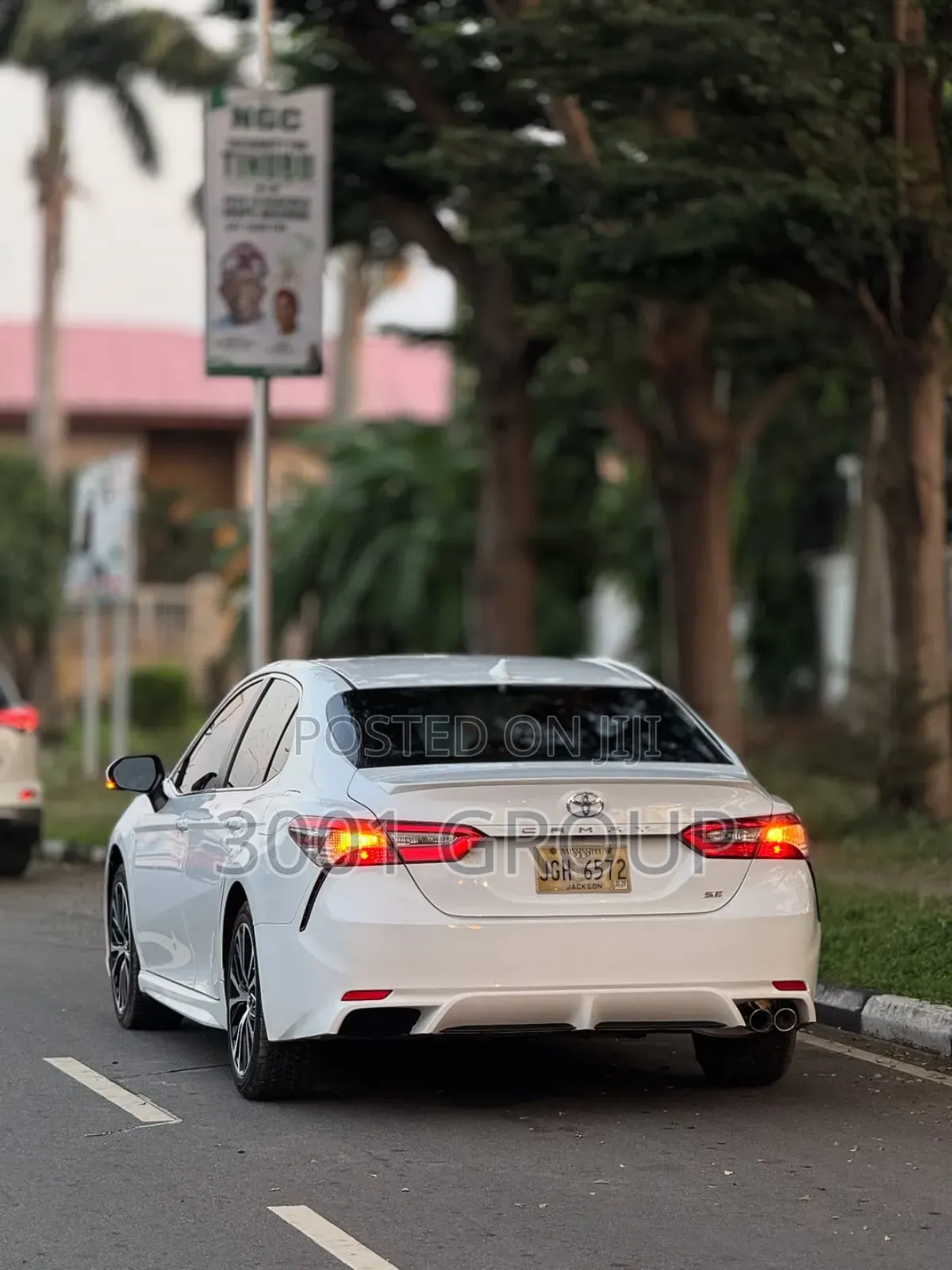 Toyota Camry SE FWD (2.5L 4cyl 8AM) 2018 White