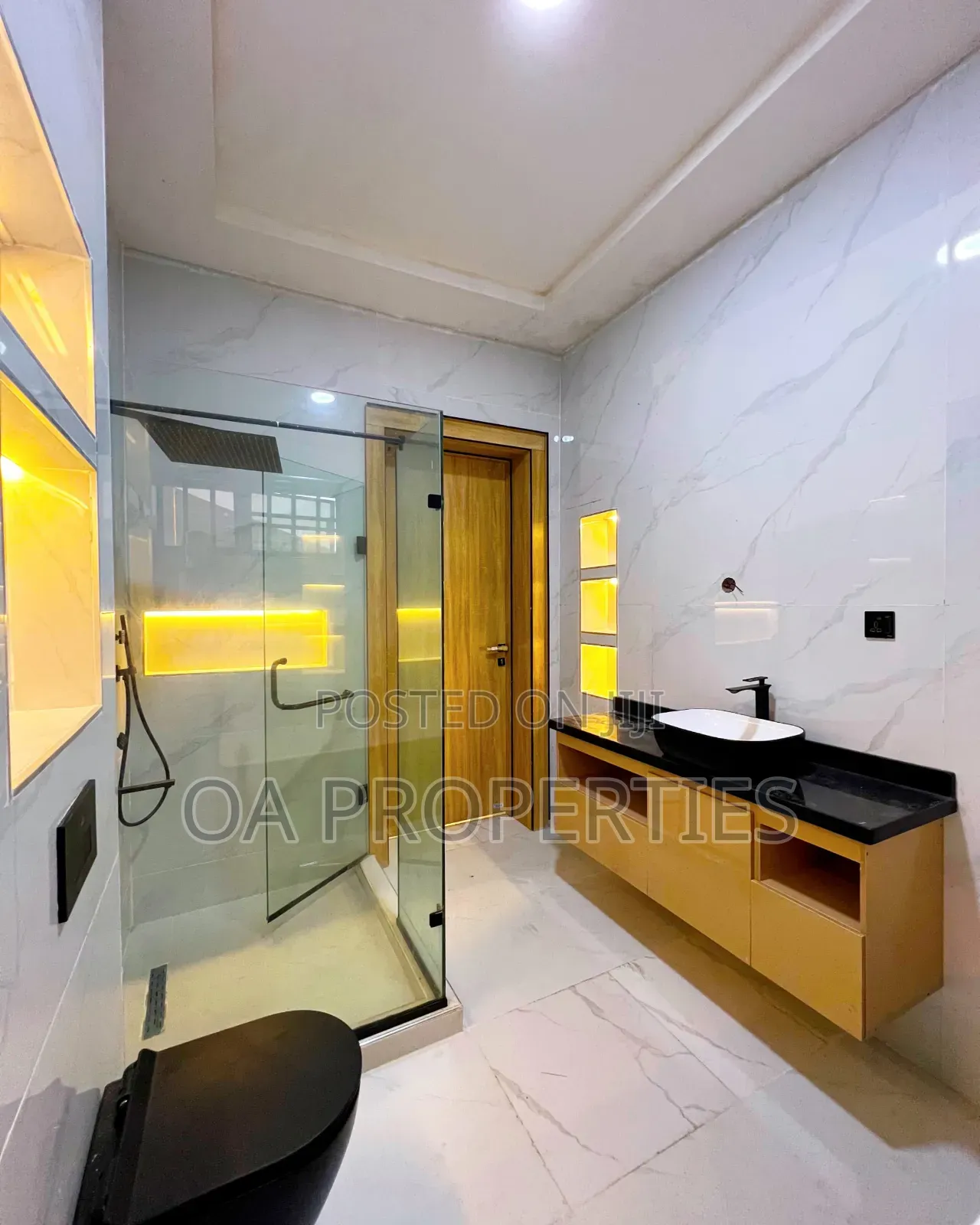 6bdrm Duplex in Chevron for sale