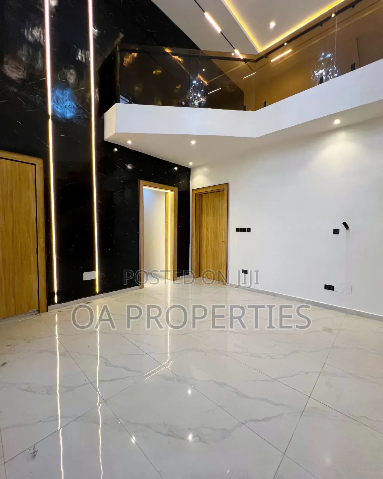 6bdrm Duplex in Chevron for sale