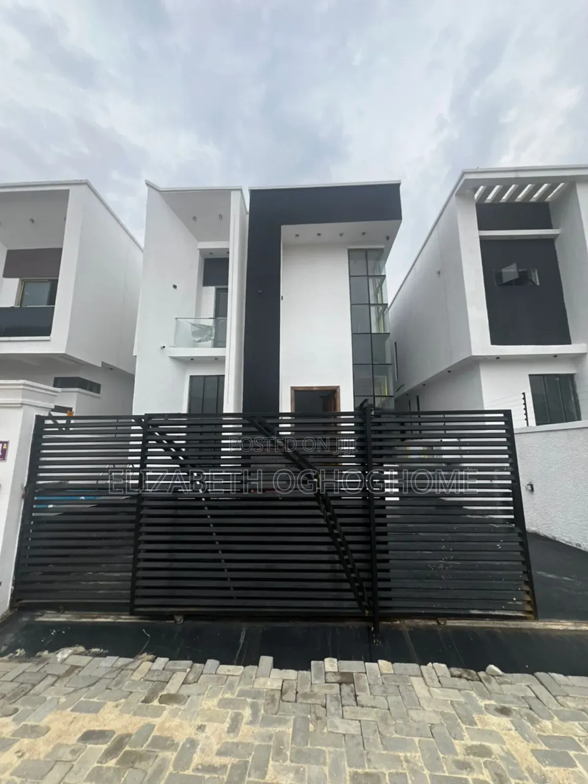 4bdrm Duplex in Chevron for sale