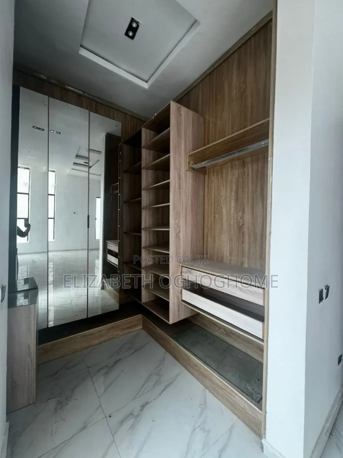 4bdrm Duplex in Chevron for sale
