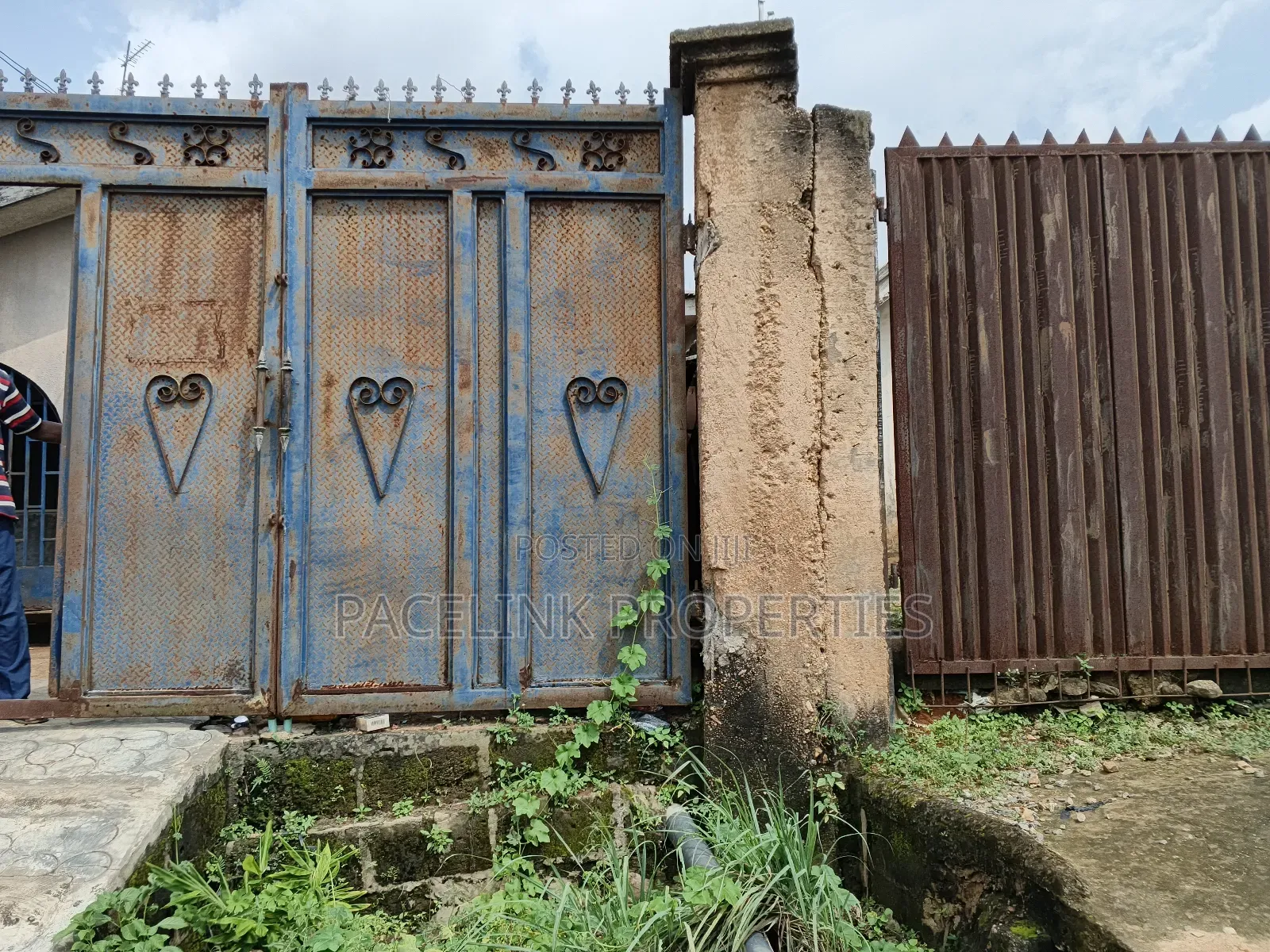 10bdrm Bungalow in Igando / Ikotun/Igando for rent