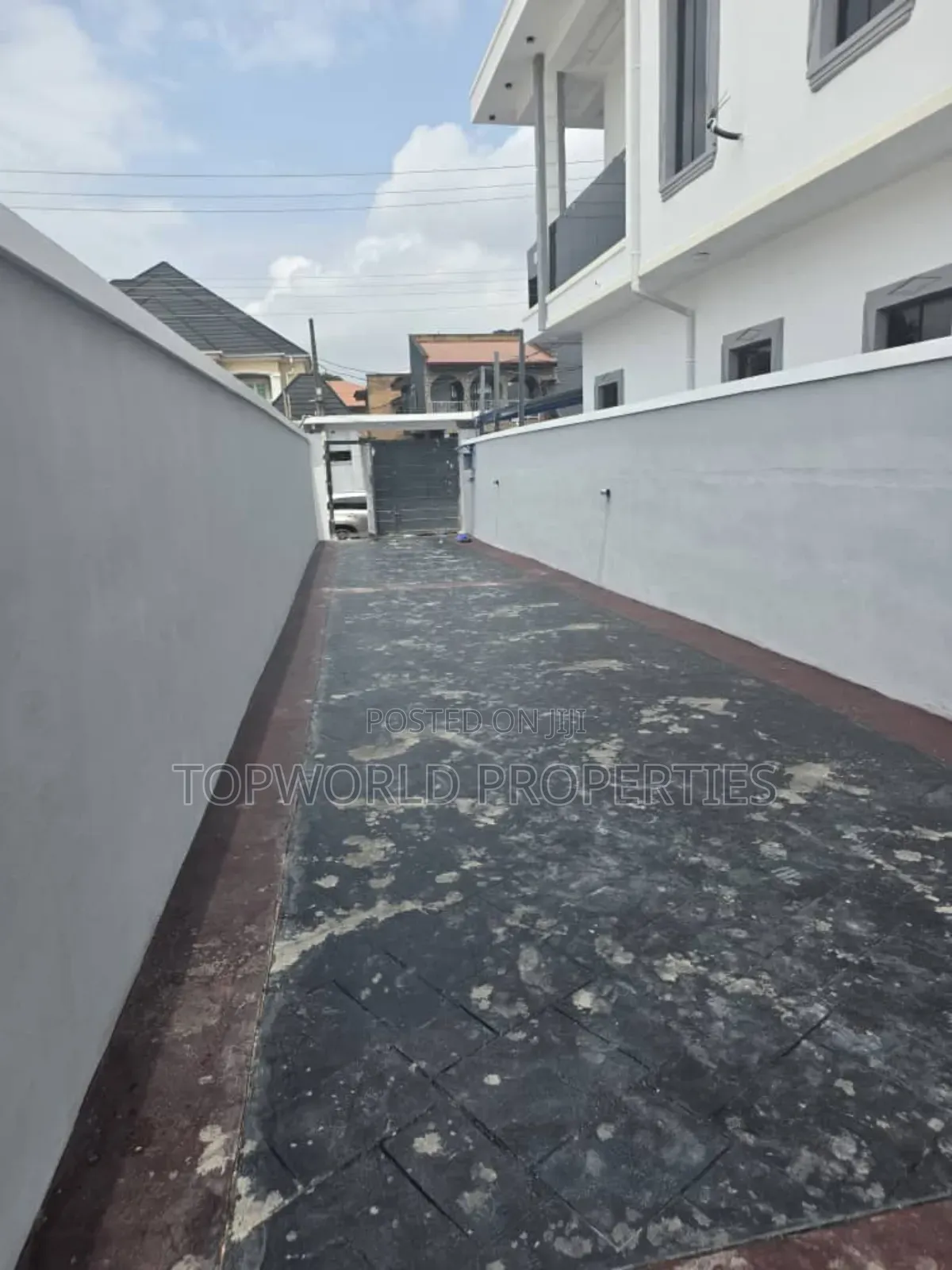 4bdrm Duplex in Medina Estate for sale