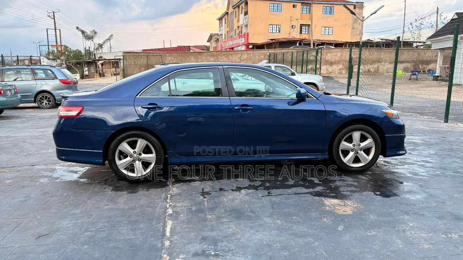 Toyota Camry SE V6 4dr Sedan (3.5L 6cyl 6A) 2011 Blue