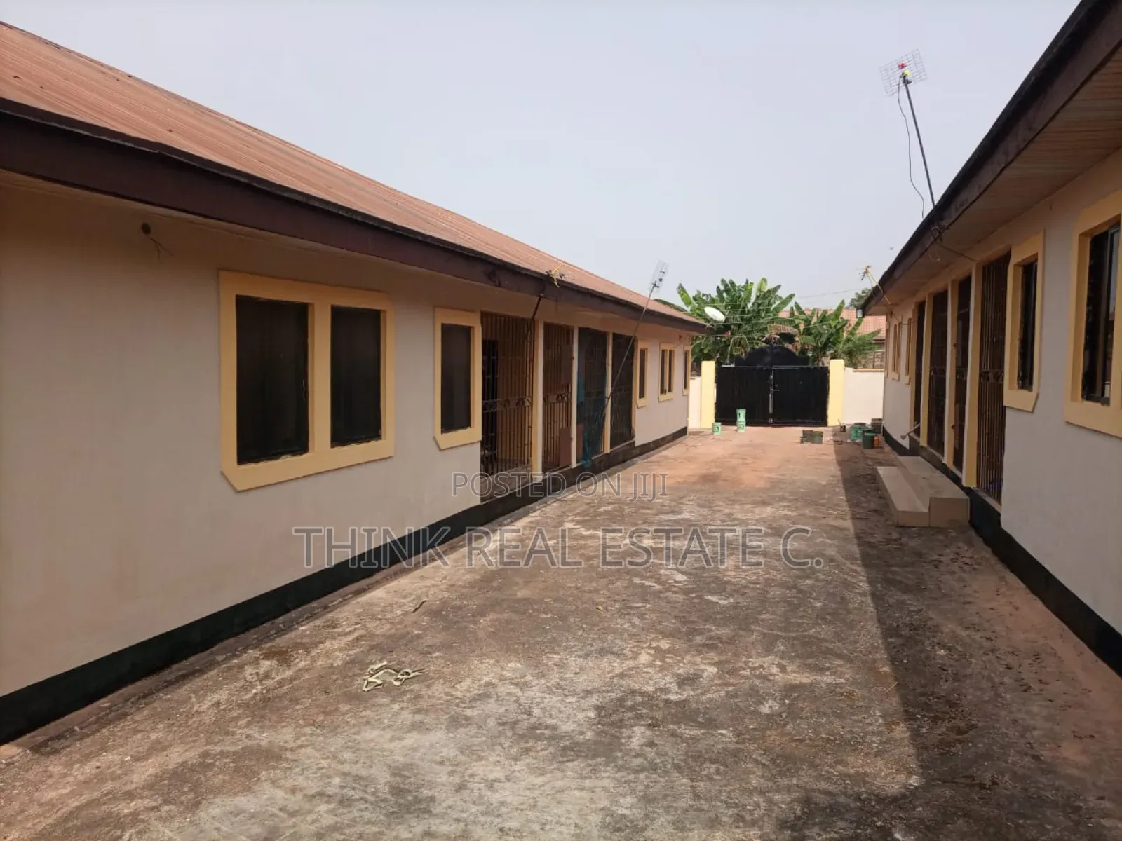 100/100 Land at Airport Road With a 4flat on It for 42m Naira Asking