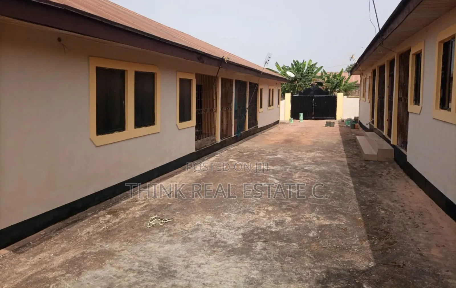 100/100 Land at Airport Road With a 4flat on It for 42m Naira Asking