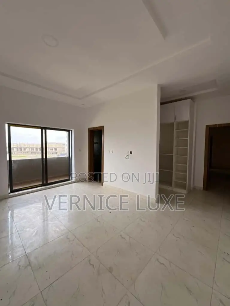2bdrm Block of Flats in Freedom Way, Lekki Phase 1 for sale