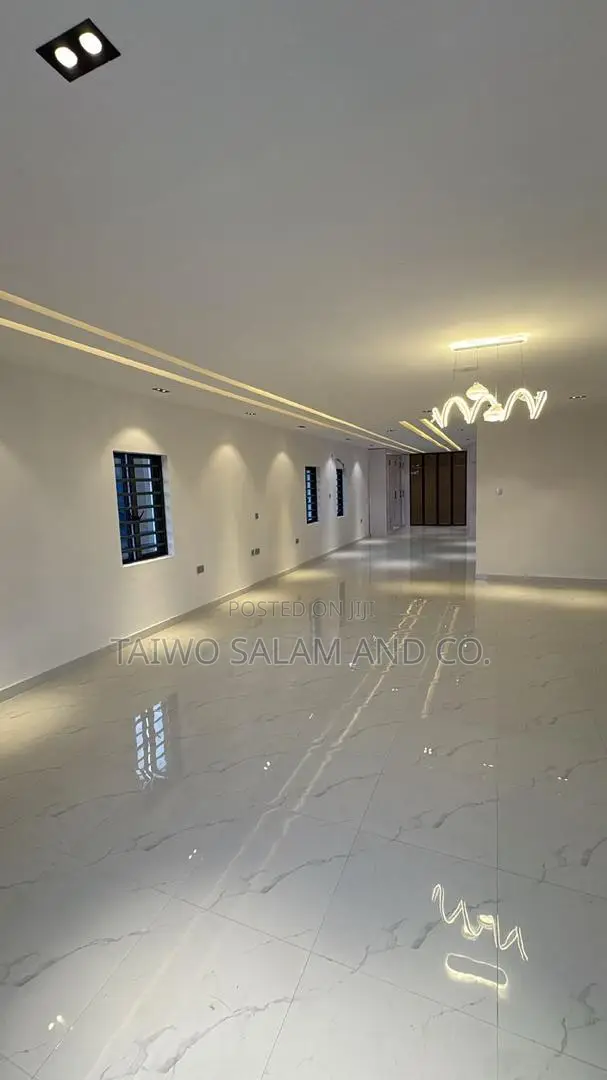 5bdrm Duplex in Oluyole Estate for sale