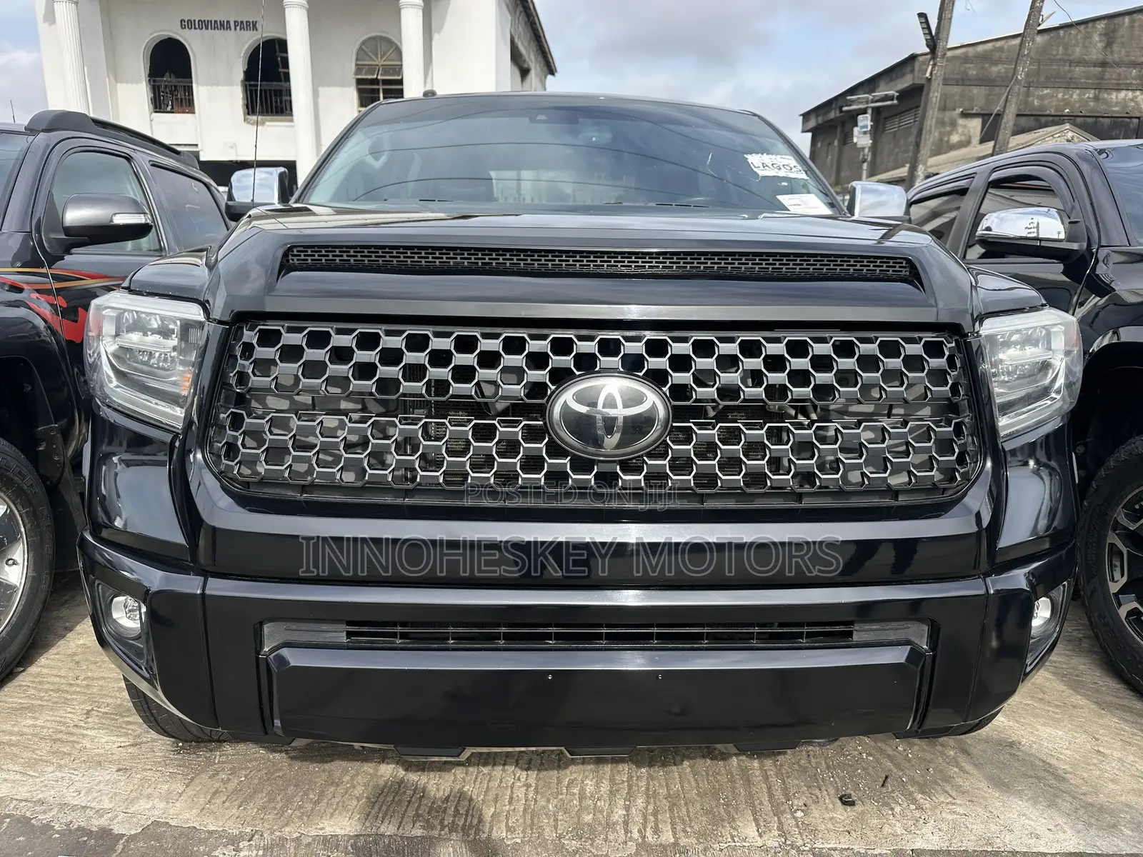 Toyota Tundra Platinum 5.7L V8 4x4 CrewMax 5.6 ft. box 145.7 in. WB