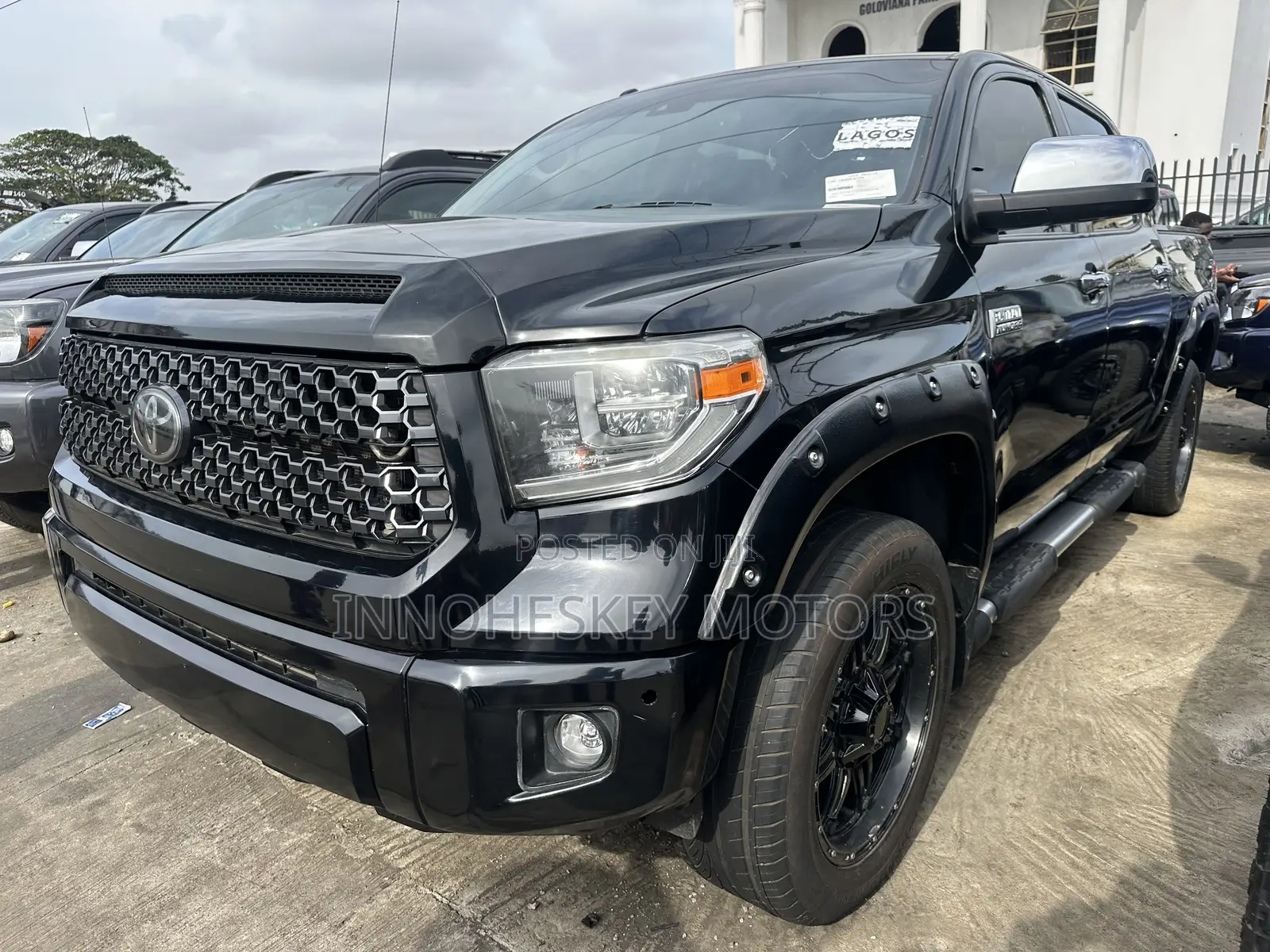 Toyota Tundra Platinum 5.7L V8 4x4 CrewMax 5.6 ft. box 145.7 in. WB