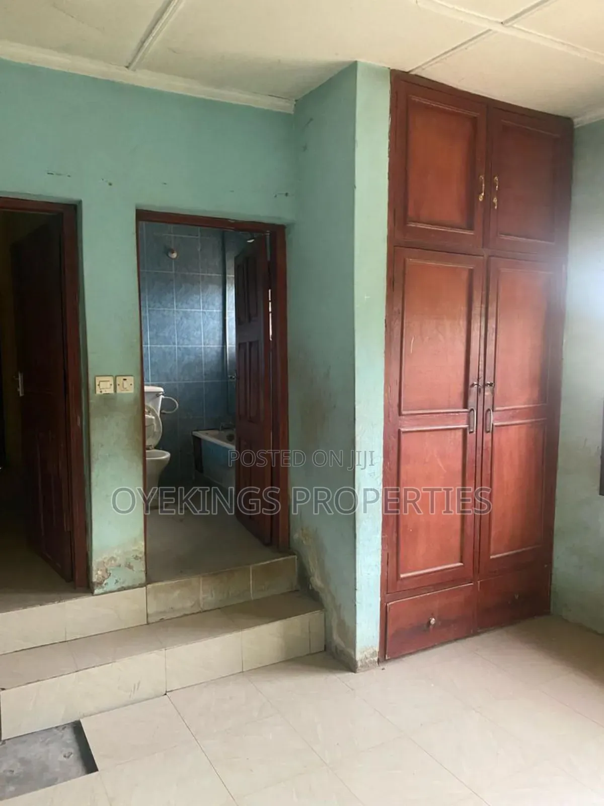 6bdrm Bungalow in Ilupeju, Akala Express for sale