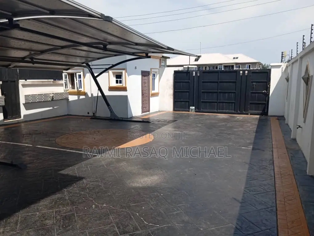 Furnished 4bdrm Duplex in New Road, Awoyaya for sale