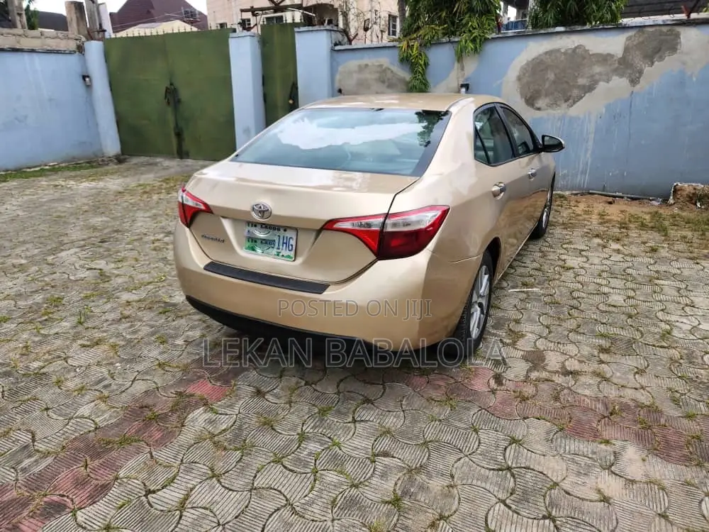 Toyota Corolla 2015 Gold