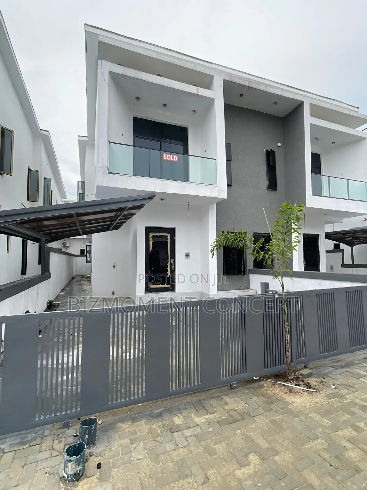 4bdrm Duplex in Orchid Road, Chevron for sale