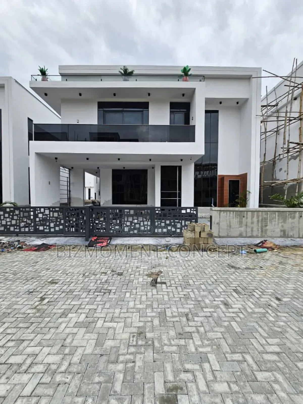 Furnished 5bdrm Duplex in Orchid Road, Chevron for sale