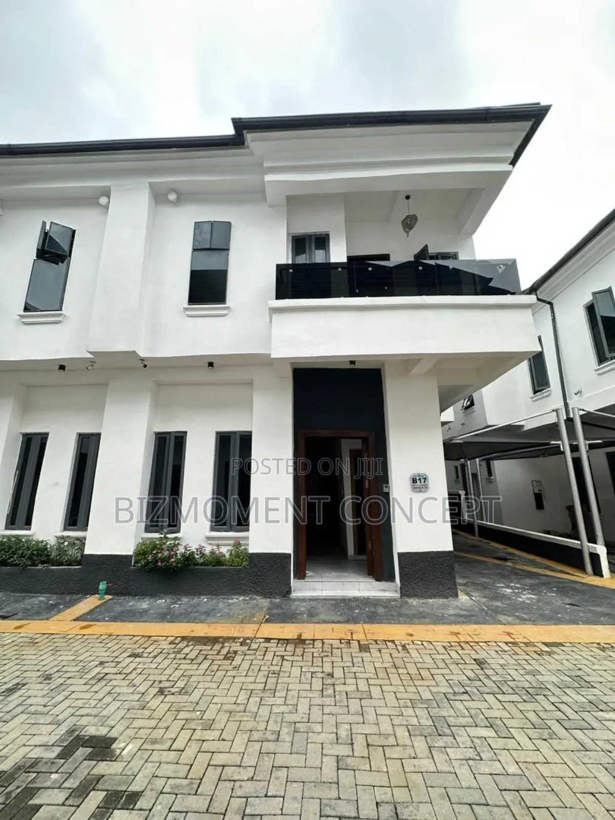 4bdrm Duplex in Orchid Road, Chevron for sale