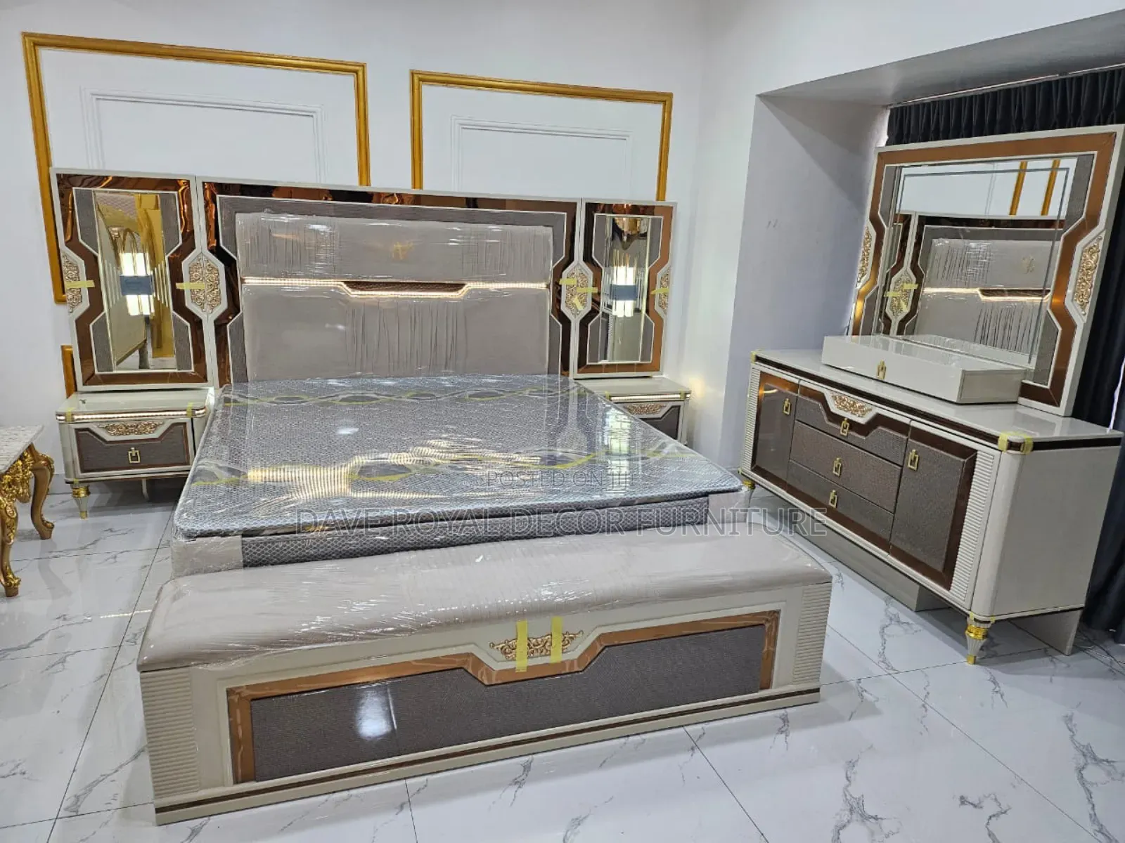Quality Unique Design Bed With Console Mirror