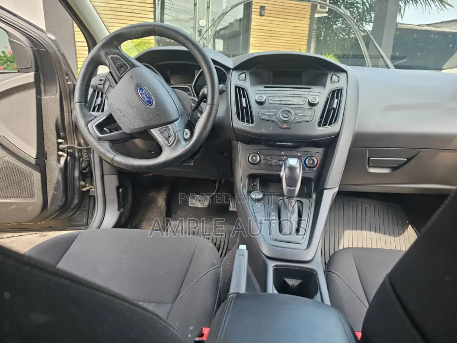 Ford Focus SE 4dr Hatchback (2.0L 4cyl 5M) 2015 Gray