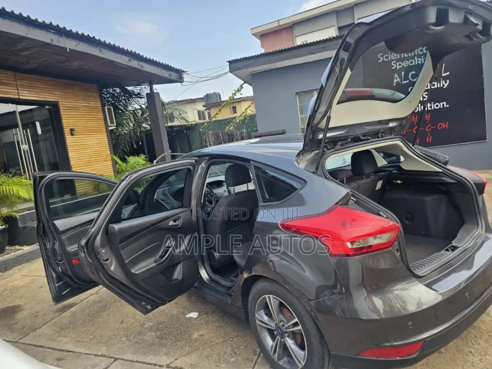 Ford Focus SE 4dr Hatchback (2.0L 4cyl 5M) 2015 Gray