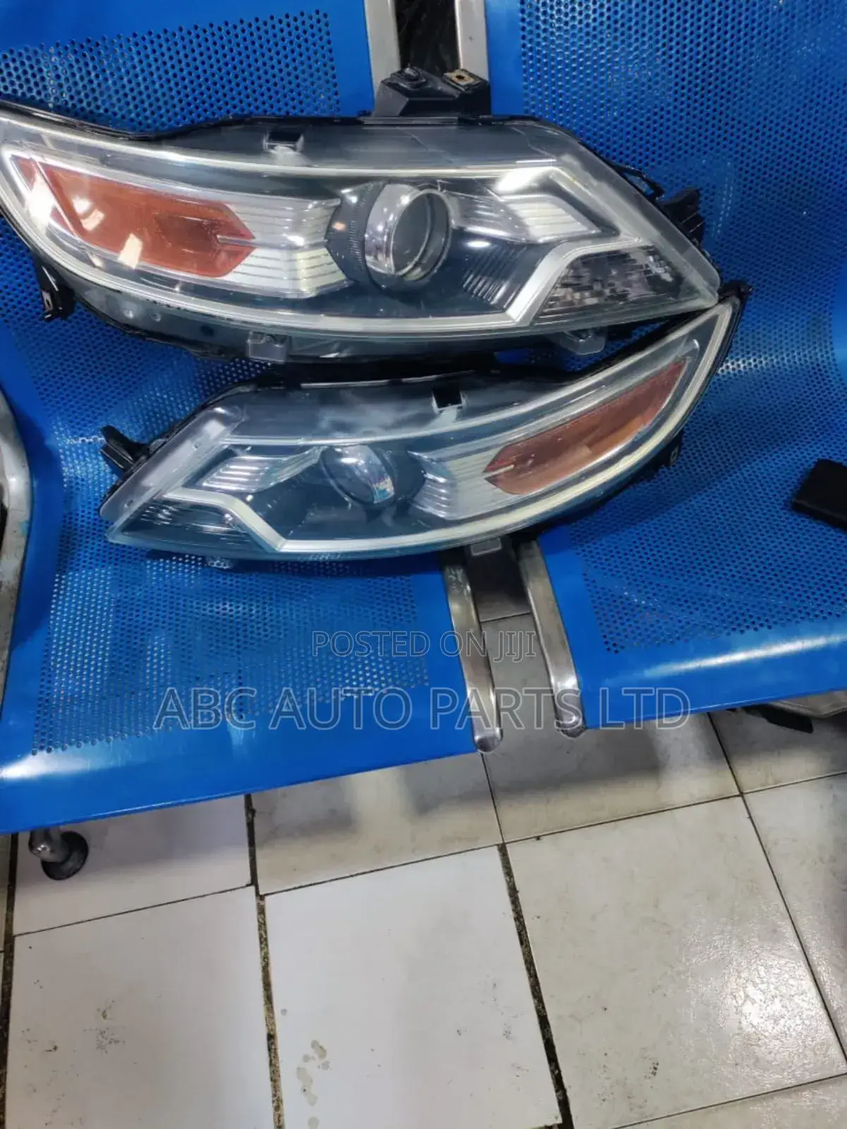 Headlight Ford Taurus 2010
